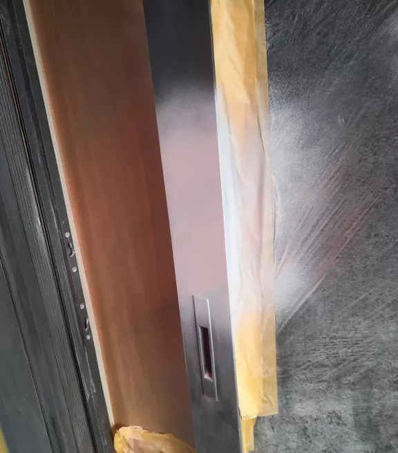 Primer op hersteld raam na inbraakschade