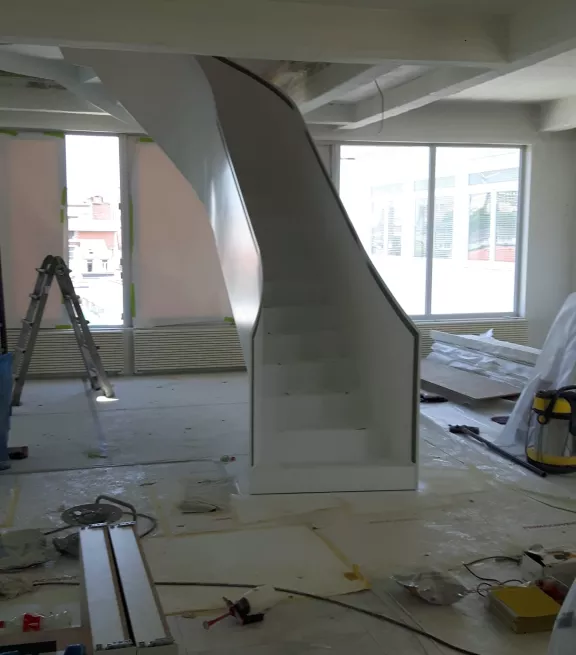 Binnenkant stalen trap na de werken