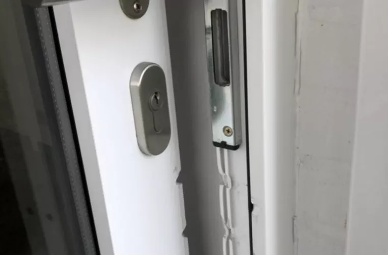 Inbraakschade aan PVC deur