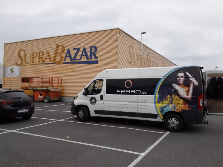 Gevel Supra Bazar voor de lakwerken